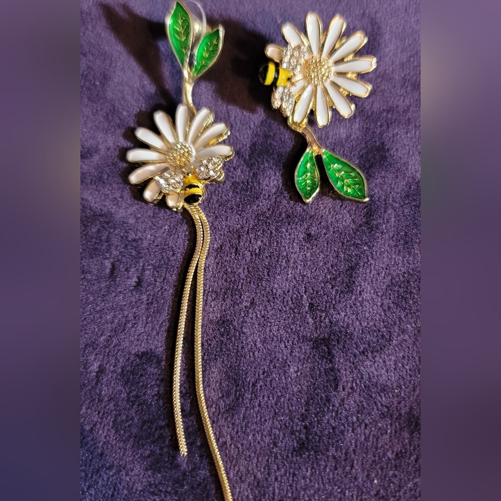 Adorable daisy & bee post earrings - Picture 4 of 5